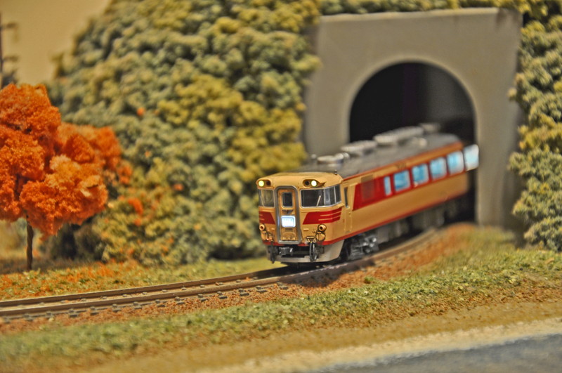 トンネルから出てくる鉄道模型
